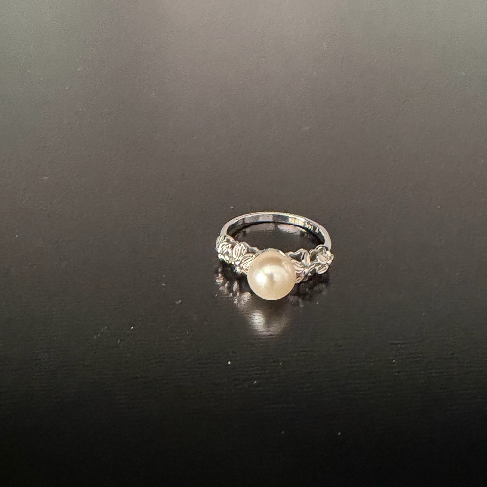 Elegant Silver Pearl Ring